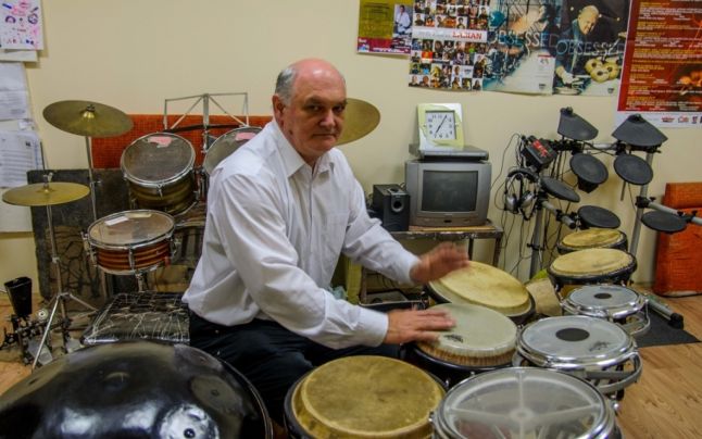 “Bunicul” bate toba