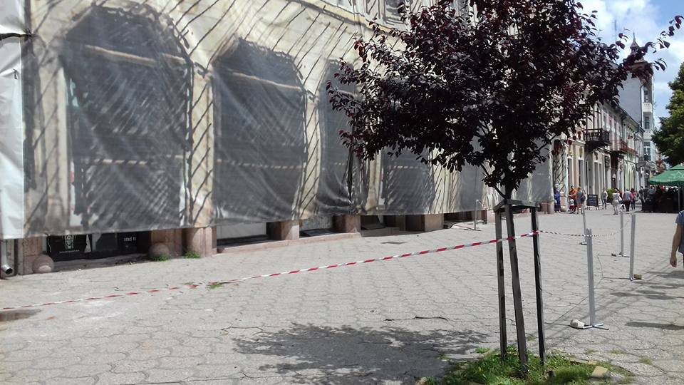 A’ nceput de ieri să cadă...