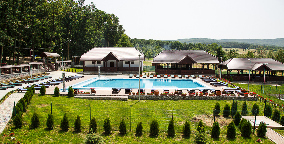 Lacul Oţeloaia şi Pensiunea Popasul Codrenilor - destinaţii perfecte pentru petrecerea timpului liber