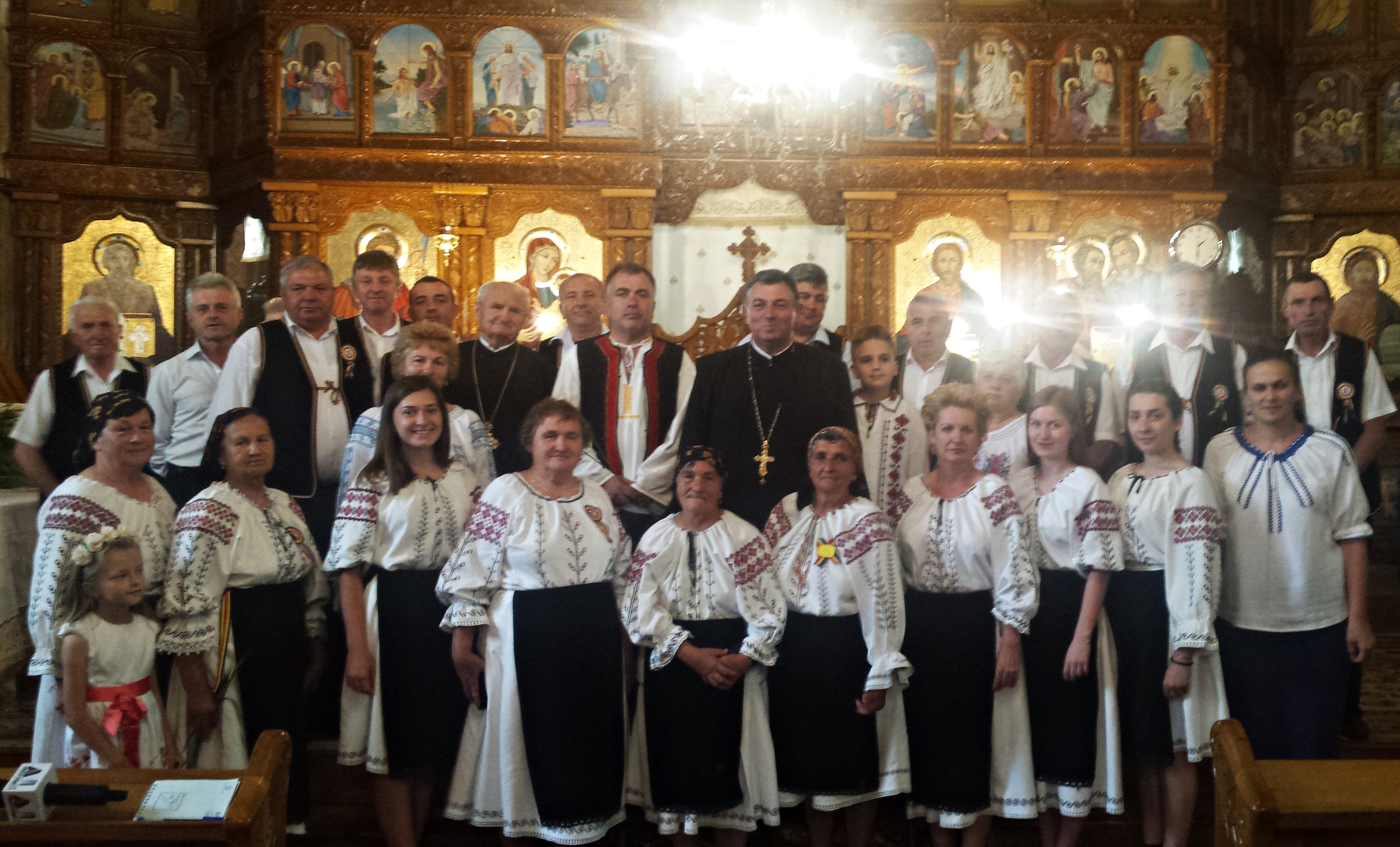 Medieșenii au venit în port popular la biserică de Rusalii