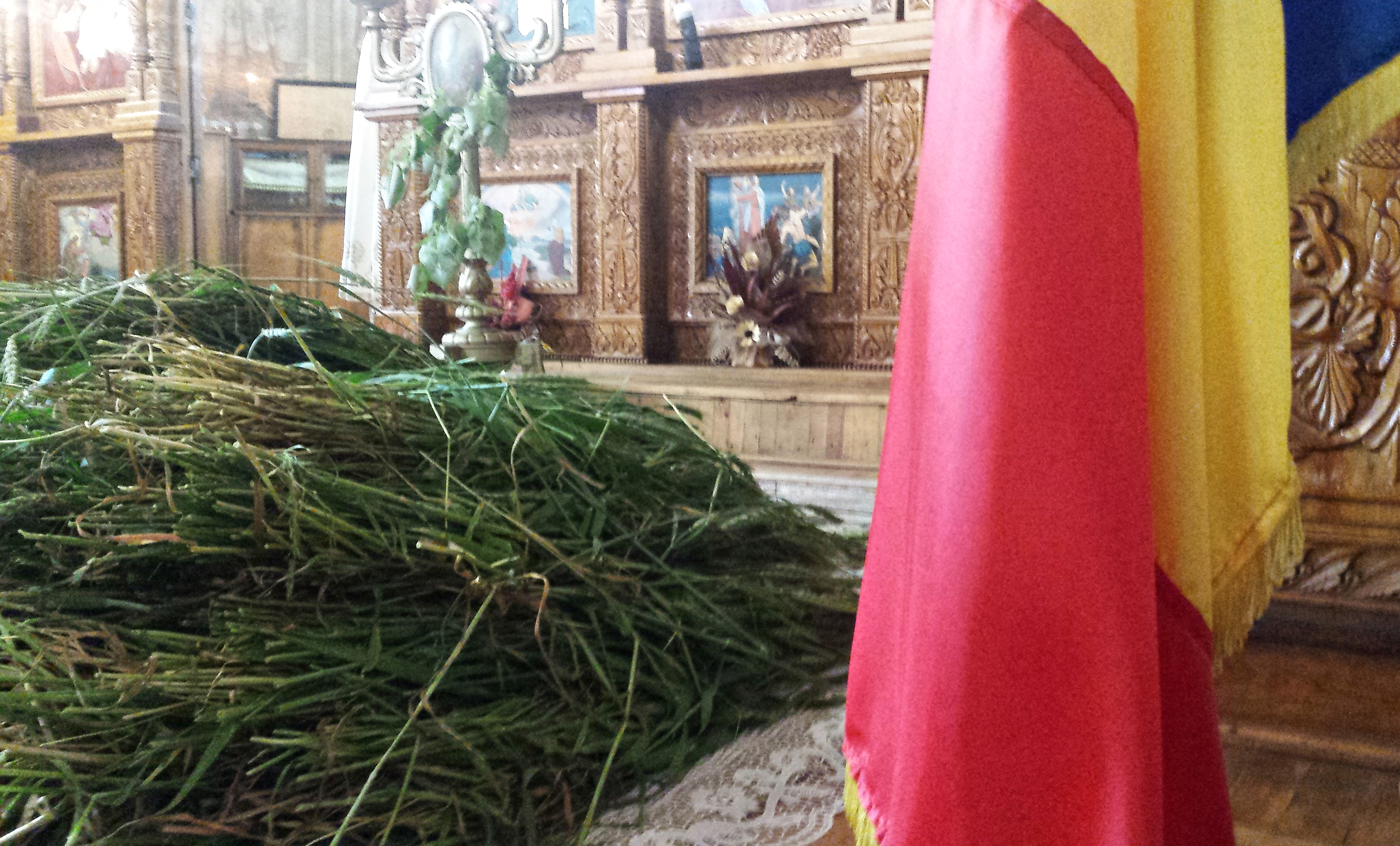 Medieșenii au venit în port popular la biserică de Rusalii (2)