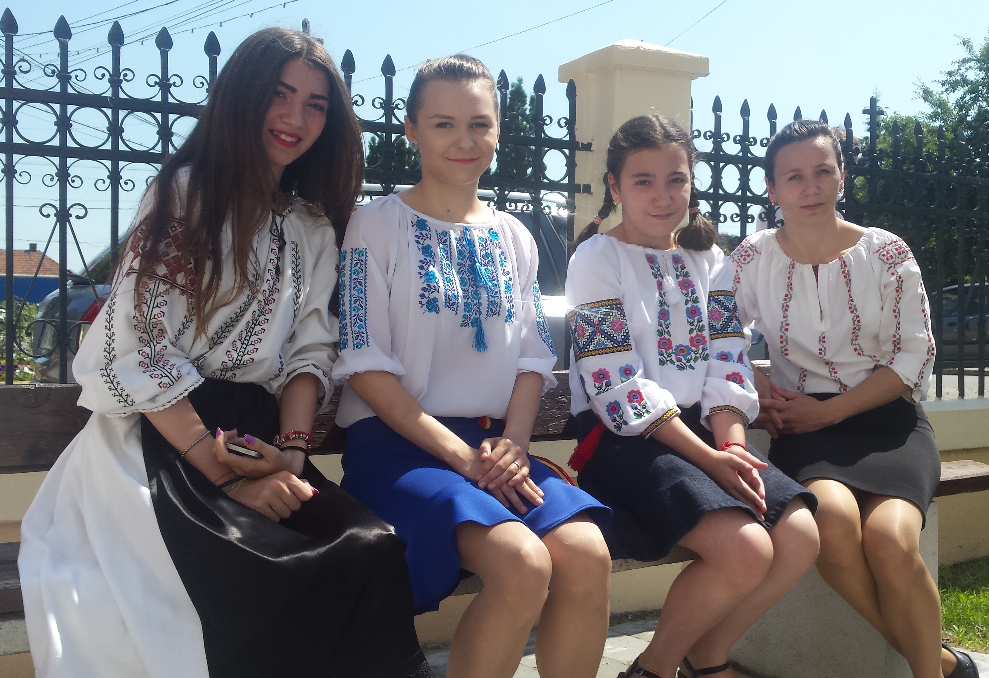 Medieșenii au venit în port popular la biserică de Rusalii (4)