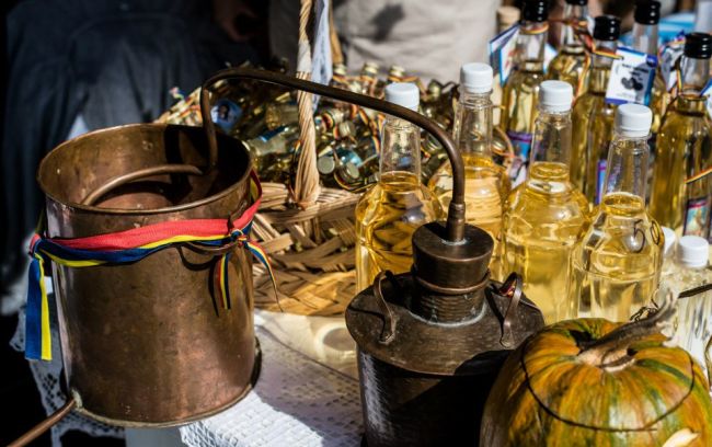 O istorie secretă a pălincii şi cum au ajuns sătmărenii să fie maeştri în prepararea acestei licori