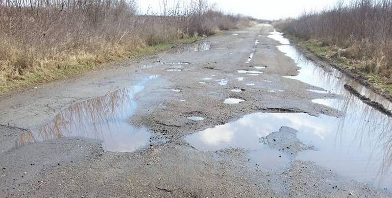 Președintele CJ, Pataki Csaba, acuză firmele că trag de timp în instanță, iar drumurile județene rămân neplombate