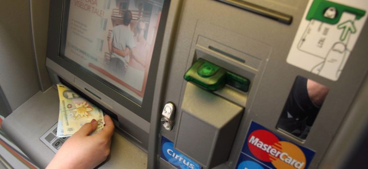 A furat cardul și făcea tranzacții. Acum este cercetat