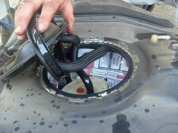 A ascuns țigările de contrabandă în rezervorul mașinii