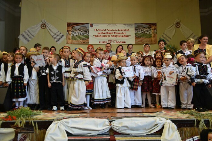 Peste 200 de prichindei au făcut spectacol la Festivalul ”Deschideți porțile mari”