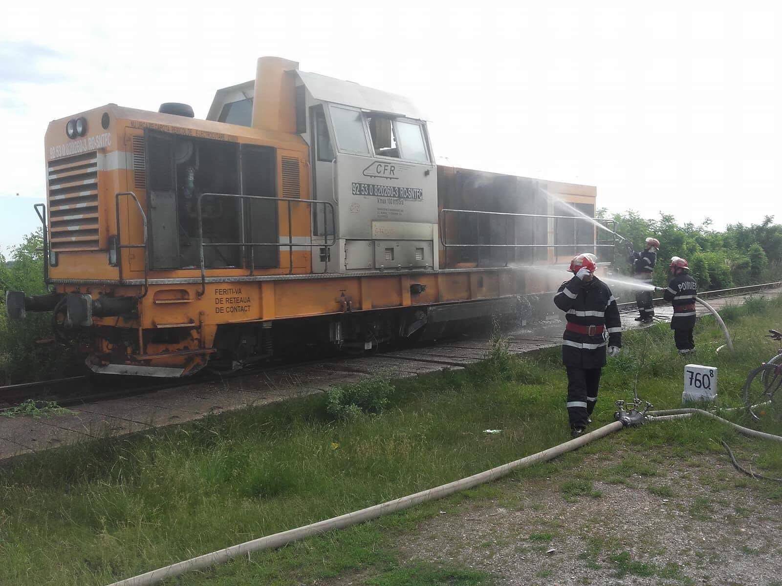 O locomotivă a luat foc la Domănești