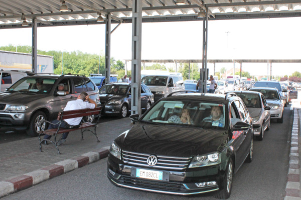 Doi bărbați, căutați de autorități, prinși la Petea