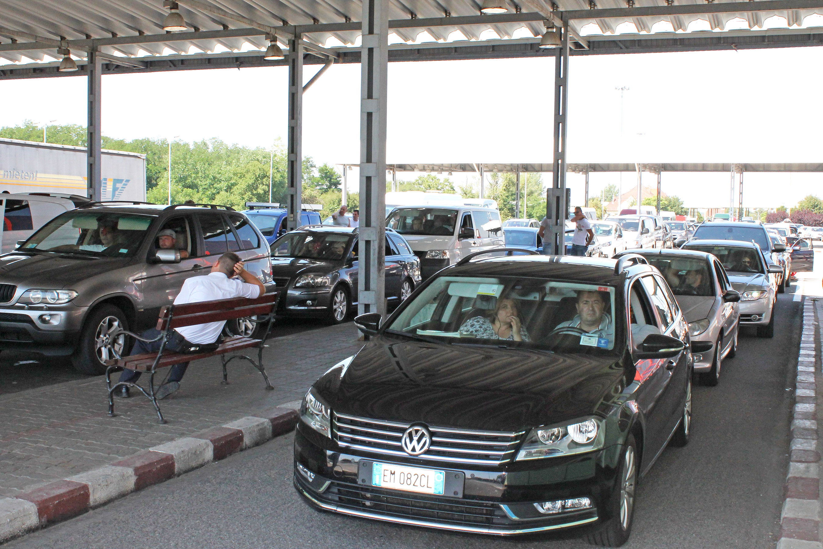 Femeie condamnată pentru furt calificat, încătușată în Petea