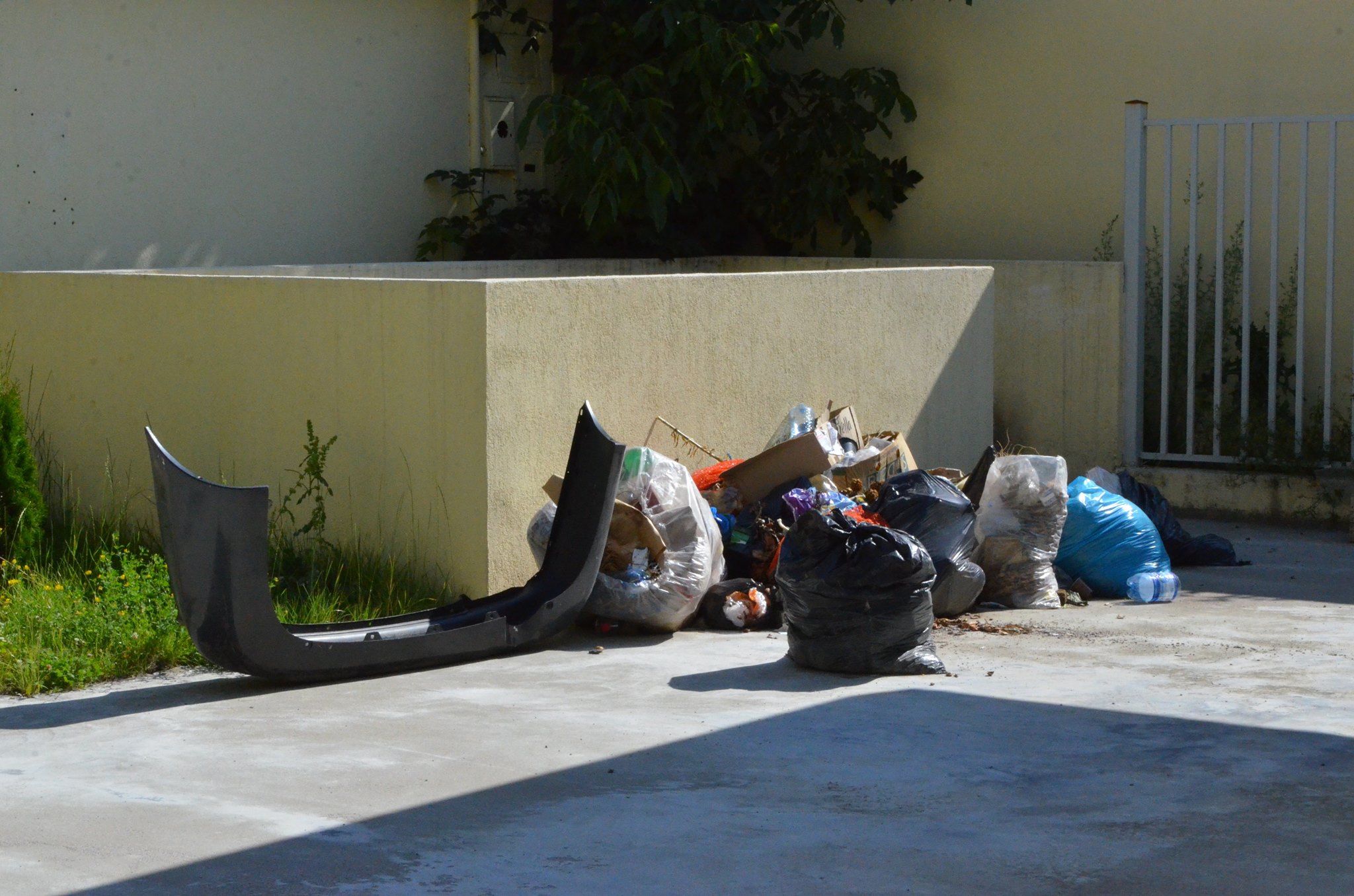 Piața din Carpați se degradează și se umple de gunoaie