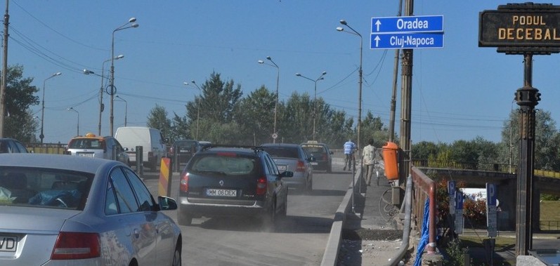 Se înlocuiește asfaltul pe o parte din Podul Decebal