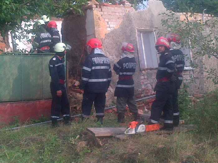 O femeie a decedat după ce i s-a dărâmat casa