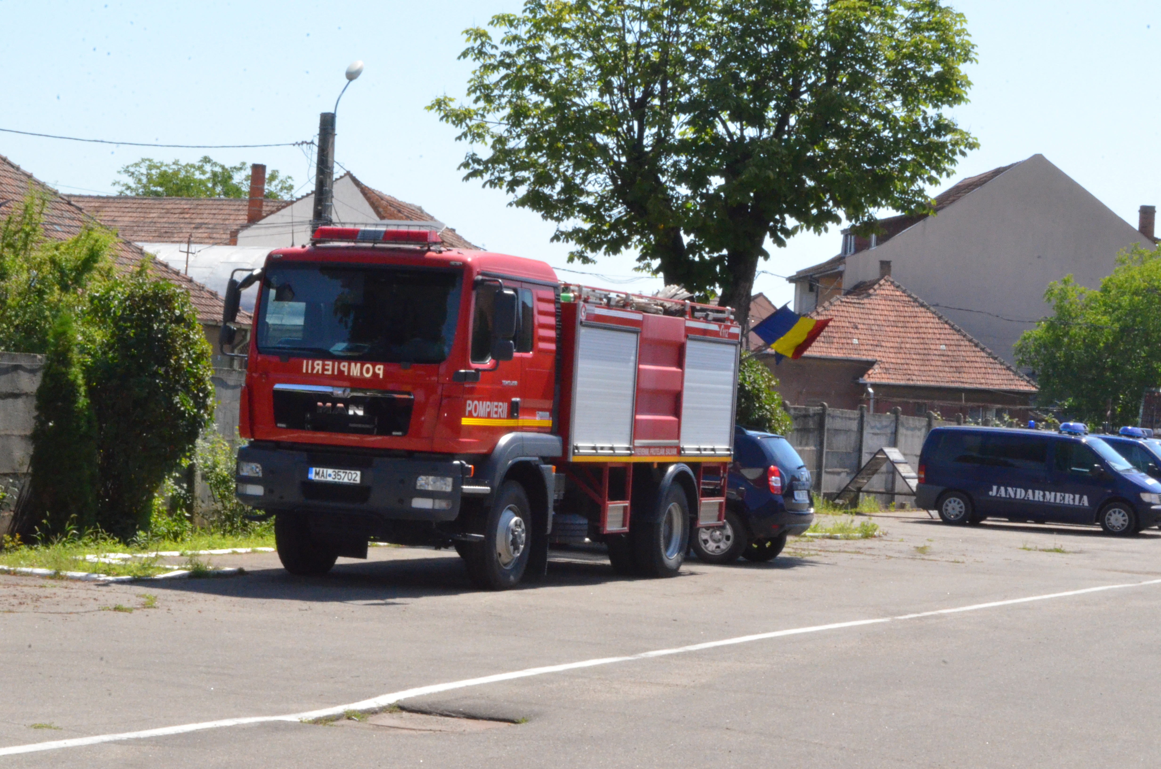 Autospecială a pompierilor în curtea jandarmeriei