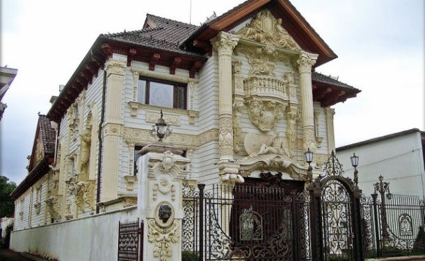 Casele oşenilor regăsite în „Minunata lume nouă – Case ale migranţilor români”