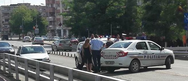 Accident pe Podul Golescu. O blondă a lovit o mașină a Poliției