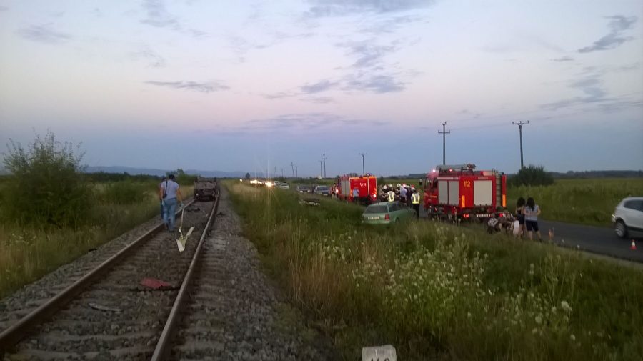 VIDEO/FOTO. Accident incredibil în județ. O mașină, cu roțile în sus pe calea ferata