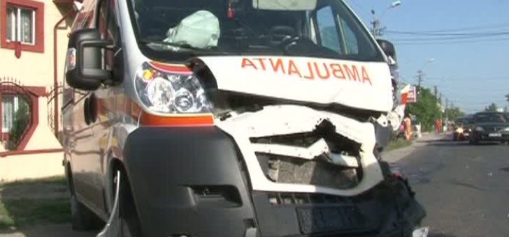 Ambulanță accidentată de un șofer beat la Crinul