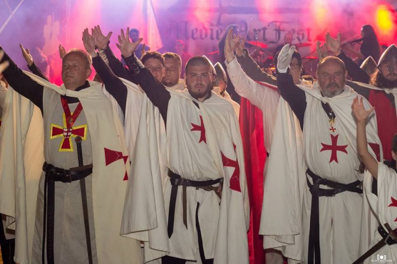 SPECTACOL. CAVALERII și  DOMNIȚELE  se ÎNTORC în CETATEA din ARDUD