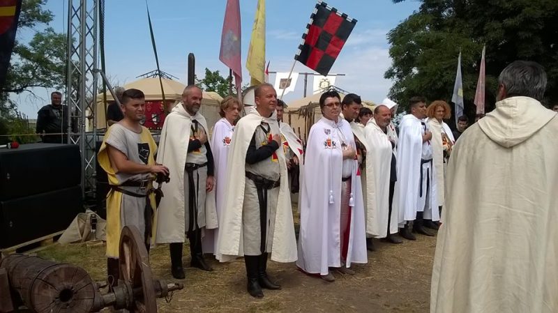 Expoziție de arte vizuale la Ardud- Steaguri medievale imaginare