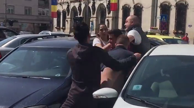 Un sătmărean a făcut pe Rambo la Baia Mare. A fost potolit de polițiști