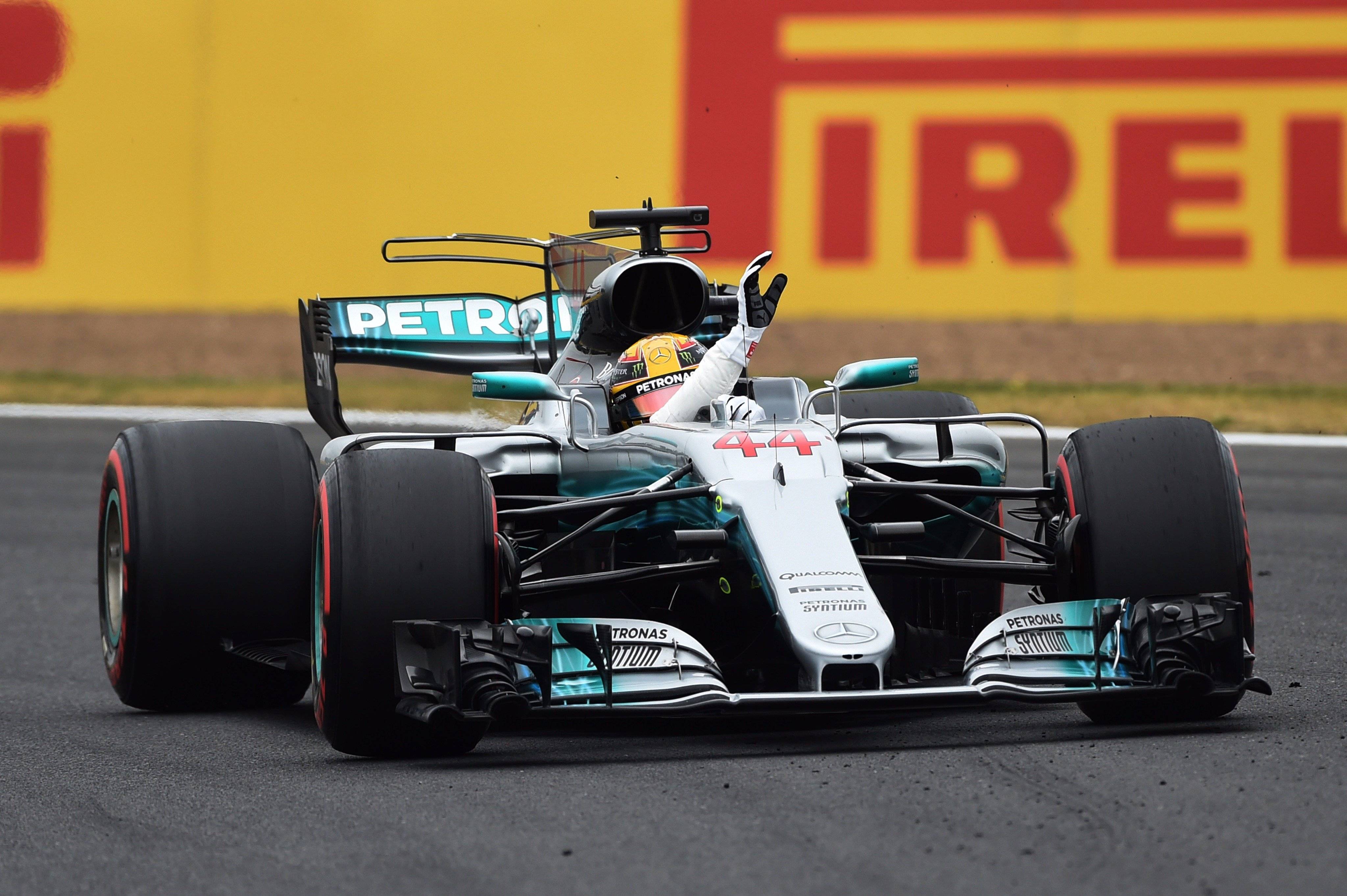 Hamilton câştigă la Silverstone într-o cursă dezastruoasă pentru Vettel