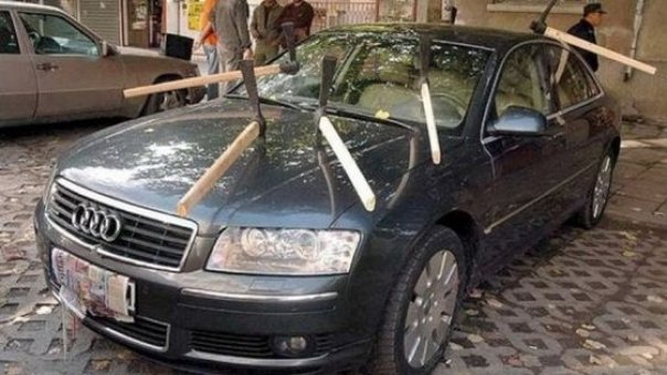 Mașina unui bucureștean, distrusă la Satu Mare. Făptașii, patru tineri