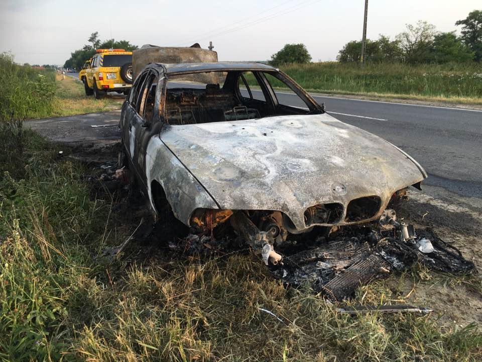 FOTO. Un BMW a ars ca o torță în urma unui accident stupid. Nimeni nu a fost rănit