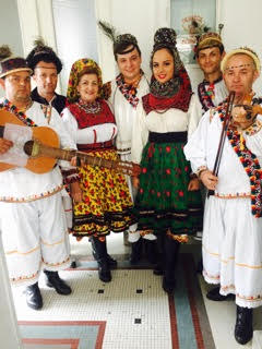 Maria Petca Poptean şi Ansamblul “ MĂGURA “ impresionează spectatorii prin autenticitatea portului şi ţâpuritorilor oşeneşti