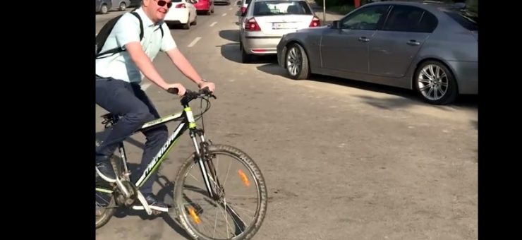 Primarul a mers cu bicicleta la serviciu