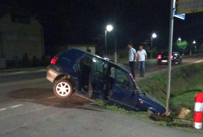 Un tânăr a intrat cu mașina în șanț după ce s-a urcat mort de beat la volan