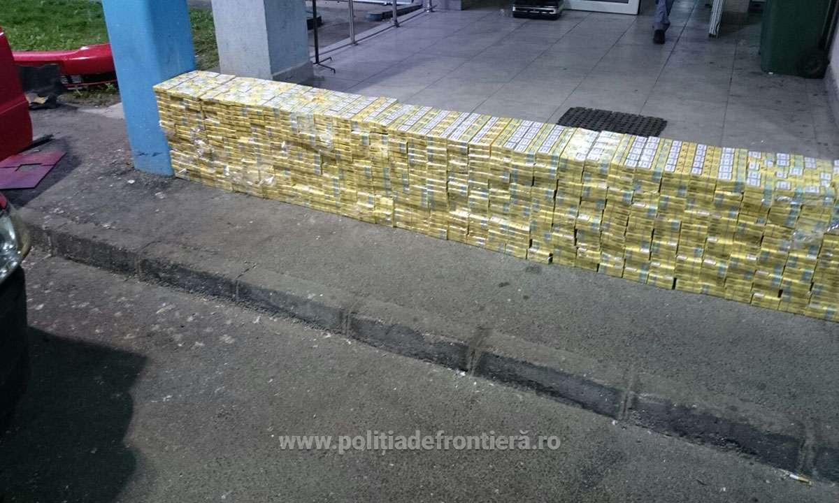 Aproape 6.500 de pachete cu țigări ascunse într-un autoturism, descoperite la Halmeu