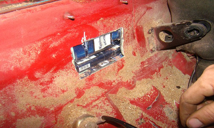 La vamă, cu țigările ascunse în rezervor