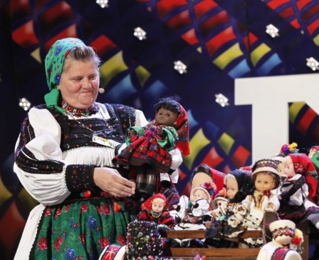 Celebră în lumea întreagă pentru faptul că îmbracă păpuşi şi sticle de pălincă în haine tradiţionale oşeneşti