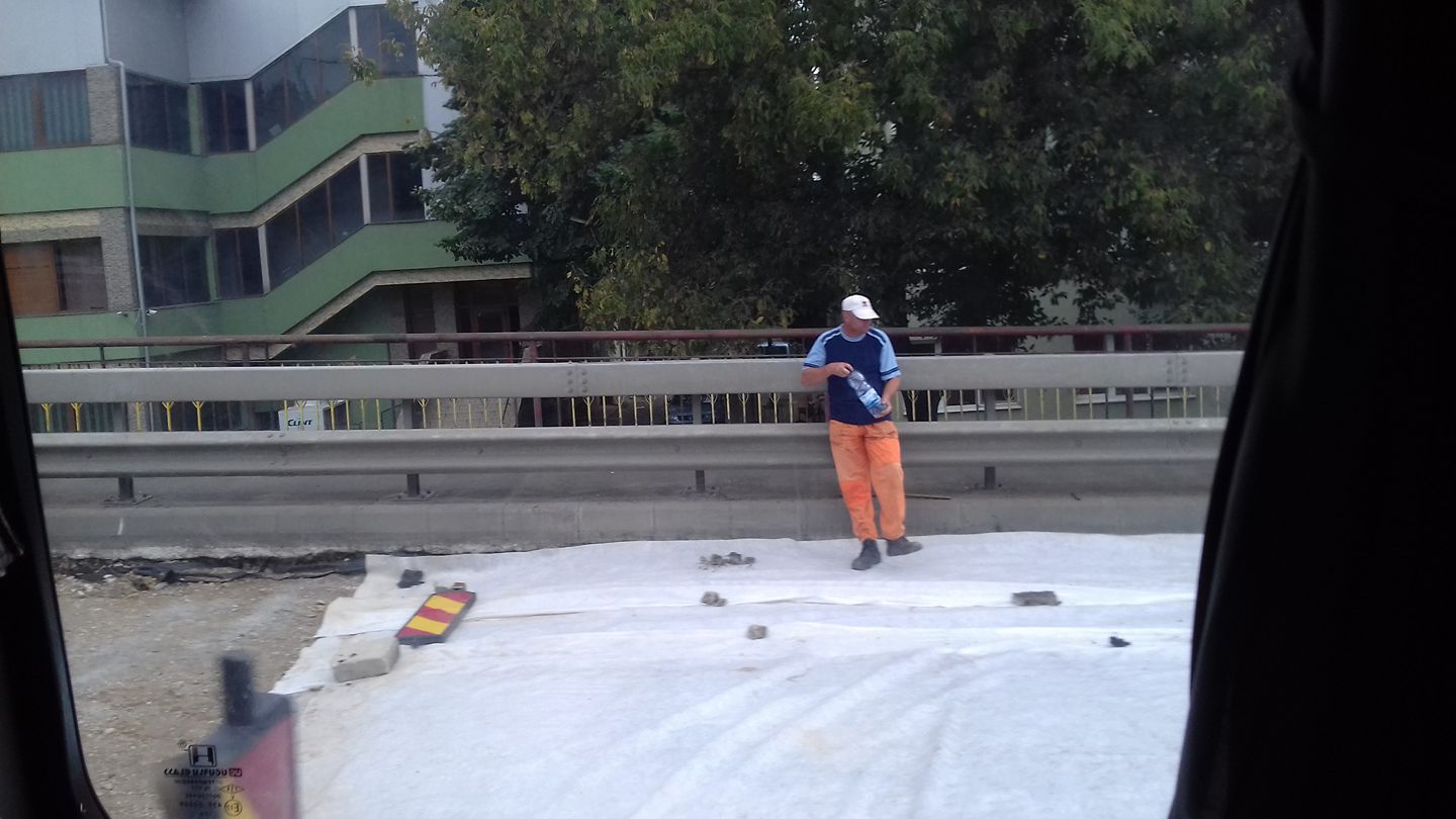 Dorel se odihnește...  podul nu se construiește