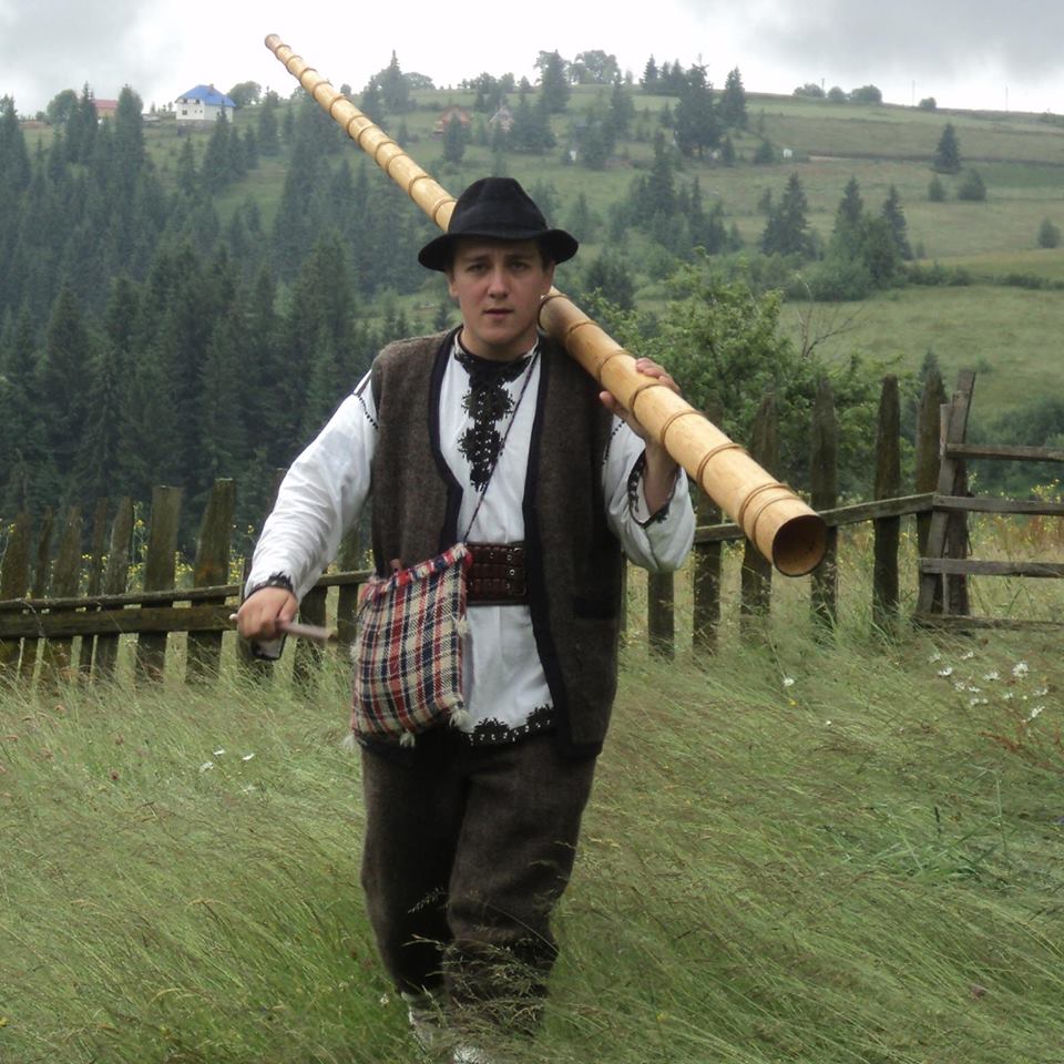 Sătmăreanul care nu se sfieşte să-mbrace straiele populare şi să le facă cunoscute în lumea întreagă