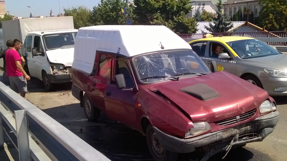 VIDEO/FOTO. Accident în lanț pe Podul Golescu. Trei mașini avariate