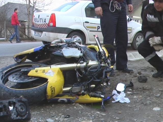 URGENȚĂ. ACCIDENT GRAV. Motociclist găsit inconștient după ce a ieșit de pe carosabil