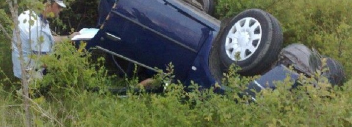 Mașină răsturnată în șanț. A condus fără permis