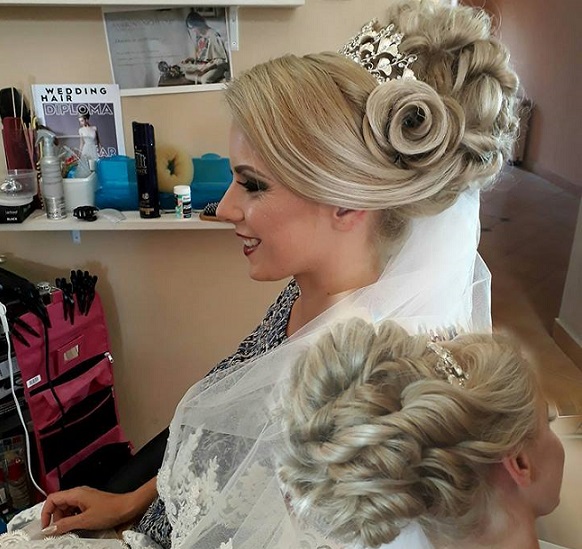 FOTOGALERIE. Miresele din Satu Mare, înnebunite de coafurile Adrianei Popescu