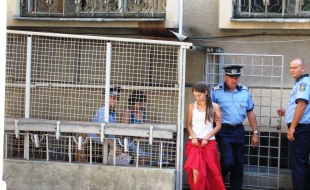 Flagrant. Două femei prinse la furat. Și polițiștii s-au mirat de ceea ce au găsit