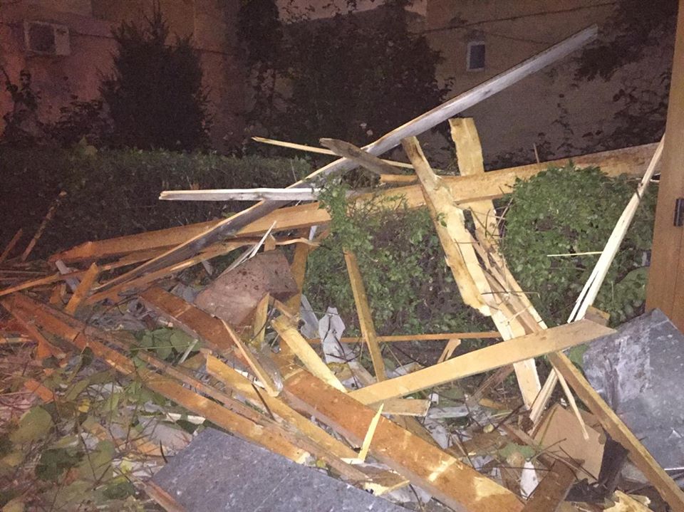 FOTOGALERIE. Acoperiș de bloc smuls de furtună la Satu Mare