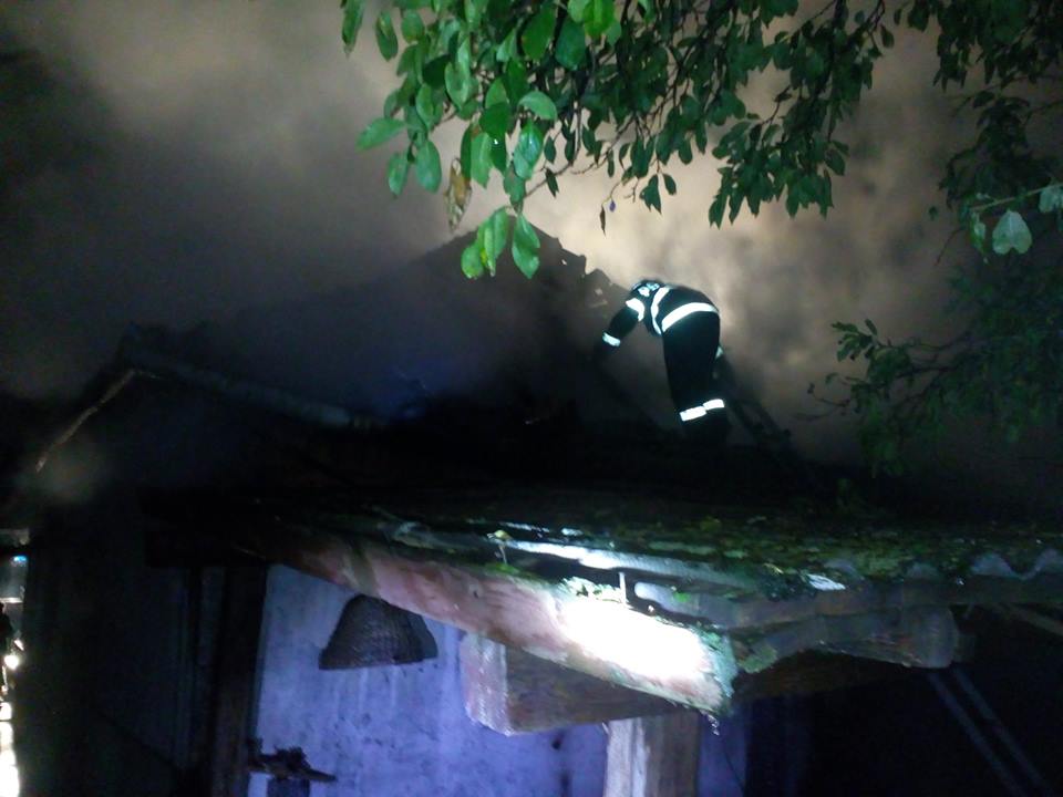 FOTOGALERIE. Casă distrusă de un incendiu. De la ce a pornit focul