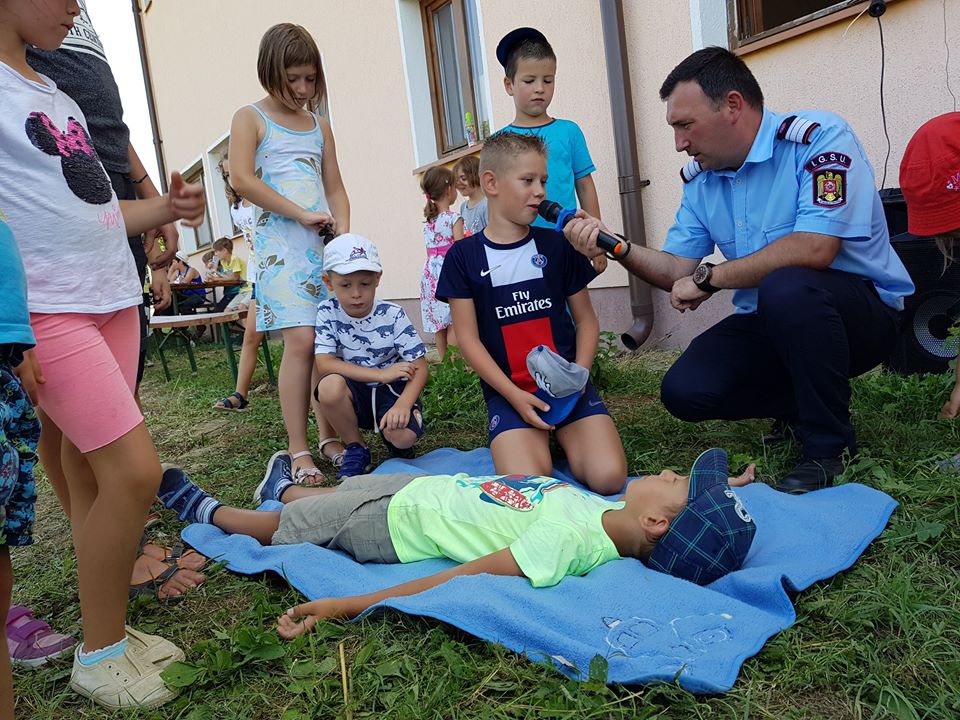 FOTO. Pompierii sătmăreni, în mijlocul copiilor de la Tabăra de Vară Mărtinești