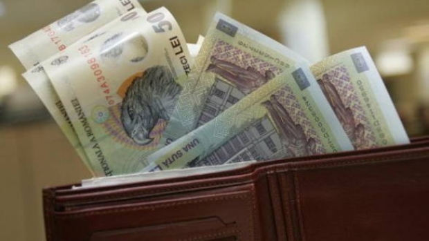 Bugetarii vor primi salariile în avans