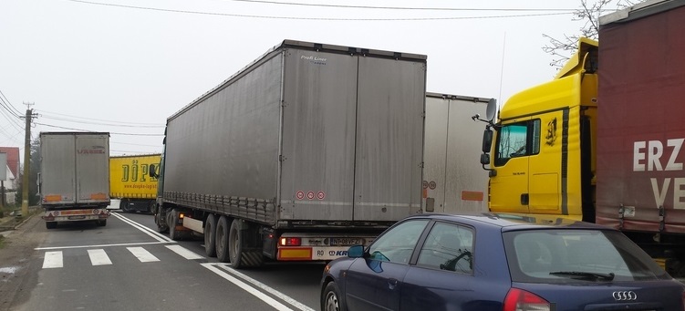 Traficul greu, interzis de caniculă