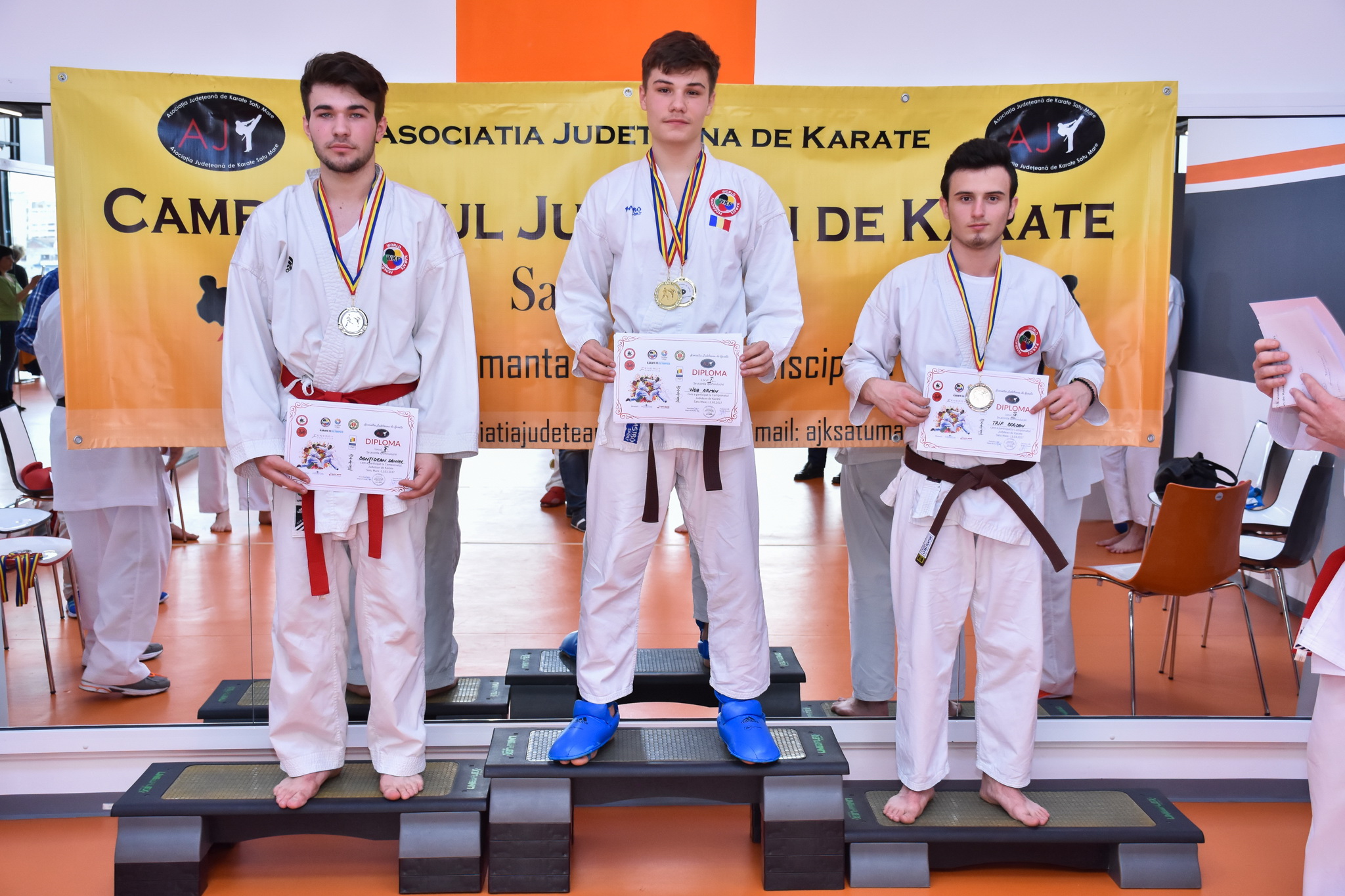 De la Lazuri la... Mondiale