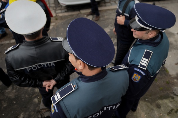 Poliţiştii nu mai vor să fie fotografiaţi, iar apoi imaginile cu ei să ajungă pe Facebook. Sindicaliştii propun noi prevederi în statutul poliţistului