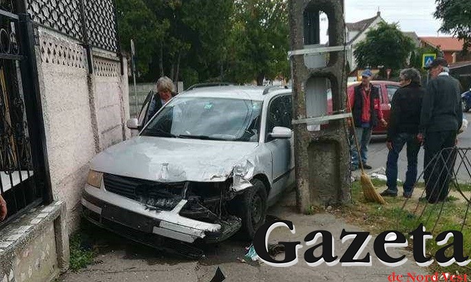 FOTO. Accident cu o victimă produs un septuagenar bine băut. A împins cu Dacia un VW în gard
