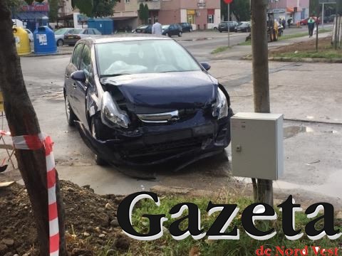 ACCIDENT produs de un tânăr oșan băut. A intrat cu mașina într-o altă mașină parcată